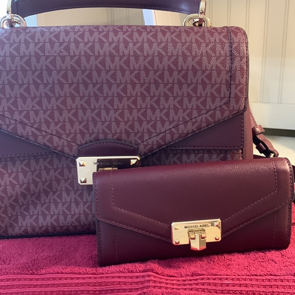 Michael Kors Merlot signature large satchel and matching credit card wallet - Picture 2 of 16